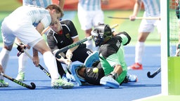 Deutschlands Hockeyspieler Mats Grambusch (M.) im Spiel gegen Argentinien. © picture alliance / dpa Foto: Jeon Heon-Kyun