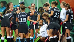 Jamilon Mülders (M.), Trainer der deutschen Hockey-Damen, spricht mit seinen Spielerinnen. © dpa - Bildfunk Foto: Friso Gentsch