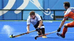 Der deutsche Hockeynationalspieler Martin Haner (l.) gegen die Niederlande. © DPA Bildfunk Foto: Sören Stache