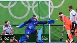 Der deutsche Hockeynationaltorwart Nicolas Jacobi (M.) versucht den Ball zu halten. © DPA Bildfunk Foto: Sören Stache