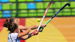 Die deutsche Hockeyspielerin Charlotte Stapenhorst (vorne) beim Zweikampf gegen die US-Amerikanerin Julia Reinprecht © dpa - Bildfunk Foto: Armando Babani