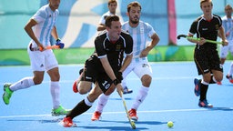 Deutschlands Hockeyspieler Christiopher Wesley (l.) im Spiel gegen Argentinien © dpa - Bildfunk Foto: Friso Gentsch