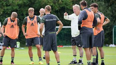 Fußballtrainer Horst Hrubesch steht mit Spielern der deutschen Olympia-Mannschaft beim Training zusammen auf dem Rasen. © imago/Schüler Foto: Schüler