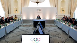 Präsident Thomas Bach (M.) spricht zu den Mitgliedern des IOC-Summits. © dpa Foto: Laurent Gillieron