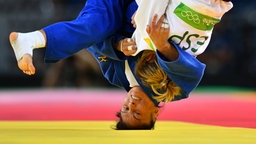 Die spanische Judoka Laura Gomez (r.) und Gulbadum Babamuratova aus Turkmenistan © dpa - Bildfunk Foto: Lukas Schulze