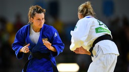 Die deutsche Judoka Mareen Kräh (l.) und Darya Skrypnik aus Weißrussland © dpa - Bildfunk Foto: Lukas Schulze