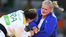 Die deutsche Judoka Louise Malzahn (r.)  im Duell gegen Mayra Aguiar. © DPA BIldfunk Foto: Felix Kästle