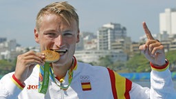 Der spanische Kanute Marcus Walz mit seiner Goldmedaille © imago/Agencia EFE Foto: imago/Agencia EFE