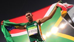 Der Läufer Wayde van Niekerk aus Südafrika jubelt. © dpa - Bildfunk Foto: Michael Kappeler