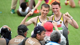Die deutschen Marathonläufer Julian Flügel (l.) und Philipp Pflieger freuen sich. © dpa Foto: Franck Robichon