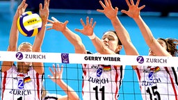 Die deutschen Spielerinnen Hanka Pachale (v.l.n.r), Christiane Fürst und Angelina Grün mit dem Ball am Netz. © dpa 