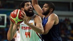 Spaniens Nikola Mirotić im Duell mit Frankreichs Nicolas Batum. © Imago/Agencia EFE 