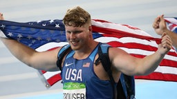 Ryan Crouser jubelt mit der USA-Flagge. © DPA Picture Alliance Foto: Geraldo Bubniak