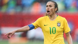 Brasiliens Marta gestikuliert im Spiel gegen Australien  