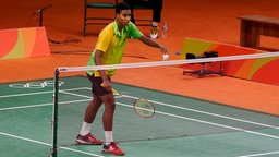 Ygor Coelho schlägt beim Badmintonturnier in Rio auf. © NDR Foto: Bettina Lenner