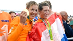 Die Rudererinnen Maaike Head (r.) und Ilse Paulis gewinnen Gold im leichten Doppelzweier. © DPA Bildfunk Foto: Franck Robichon