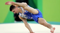 Max Whitlock turnt am Boden © dpa-Bildfunk Foto: David Davies