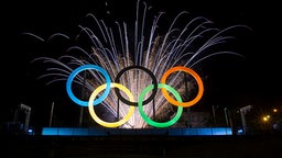 Feuerwerk vor den olympischen Ringen in Rio de Janeiro © picture alliance / AP Photo Foto: Felipe Dana