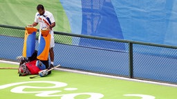 Der indische Hockey Keeper Sreejesh Parattu genießt ein Stretching bevor es losgeht. © dpa Foto: Jeon Heon-Kyun