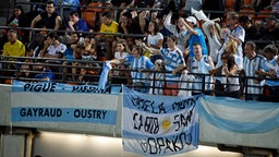 Argentinische Fans feiern auf dem Centre Court im olympischen Tennisstadion in Rio de Janeiro © Thomas Luerweg Foto: Thomas Luerweg