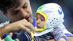 Ein sehr kleiner Wasserpolo-Fan. © dpa - Bildfunk Foto: Orestis Panagiotou