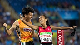 Die chinesische Läuferin Jin Zheng und ihr Guide Yubo Jin © Olympic Information Services OIS Foto: Al Tielemans