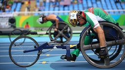 Der mexikanische Sprinter Salvador Hernandez (r.) in der Klasse T52 über 400 Meter © dpa - Bildfunk Foto: Marcelo Sayao