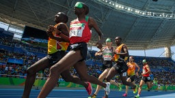 Wilson Bii (2.v.l.) aus Kenia und sein Begleitläufer Bernard Korir beim Lauf über 1500 Meter © picture alliance / empics Foto: Al Tielemans