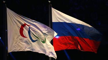 Paralympics-Flagge und Russland-Flagge  