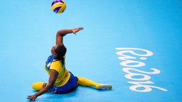 Claudine Bazubagira aus Ruanda beim Sitzvolleyball © OIS/IOC Foto: Simon Bruty