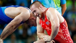 Der Ringer Kyle Frederick Snyder aus den USA nach dem Gewinn der Olympia-Goldmedaille. © dpa bildfunk Foto: Nic Bothma