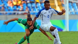 Honduras' Kevin Alvarez (r.) beim Zweikampf gegen Algeriens Haris Belkebla © dpa - Bildfunk Foto: Srdjan Suki