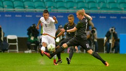 Mexikos Hirving Lozano kämpft gegen Deutschlands Jeremy Toljan und Julian Brandt (v.l.) um den Ball. © imago/Fotoarena