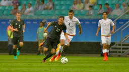 Mexikos Hirving Lozano kämpft gegen Deutschlands Jeremy Toljan und Julian Brandt (v.l.) um den Ball. © imago/Fotoarena