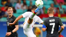 Deutschlands Julian Brandt (l.) und Max Meyer (r.) kämpfen gegen Mexikos Erick Gutierrez um den Ball. © dpa - Bildfunk Foto: Cristiane Mattos