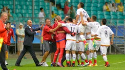 Die mexikanische Mannschaft bejubelt einen Treffer gegen Deutschland. © imago/Fotoarena