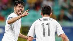 Mexikos Oribe Peralta (l.) bejubelt einen Treffer gegen Deutschland. © imago/Agencia EFE