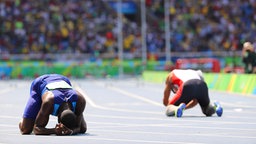 Der US-amerikanische Hürdensprinter Kerron Clement (l.) © dpa - Bildfunk Foto: Antonio Lacerda