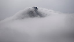 Eine Liftstation auf einer Bergspitze bei Rio. © dpa Foto: Yoan Valat