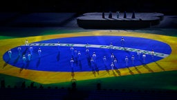 Kinder singen die brasilianische Hymne. © dpa - Bildfunk Foto: Michael Reynolds