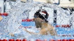 Joseph Schooling aus Singapore nach seinem Sieg über die 100m Butterfly bei den Olympischen Spielen von Rio de Janeiro © dpa - Bildfunk Foto: Patrick B. Kraemer