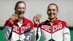 Die russischen Tennisspielerinnen Ekaterina Makarova (l.) und Elena Vesnina  © dpa Foto: Michael Reynolds