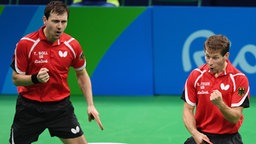 Die deutschen Tischtennisspieler Timo Boll (l.) und Bastian Steger ballen die Fäuste. © picture alliance / dpa Foto: Felix Kästle