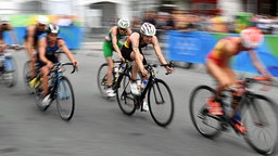 Die deutsche Triathletin Laura Lindemann (Mitte) © dpa Foto: Sebastian Kahnert