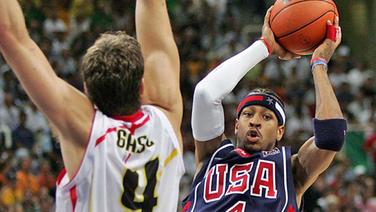 Der US-Amerikaner Allen Iverson (r.) im Zweikampf gegen Pau Gasol (Spanien). © picture alliance 