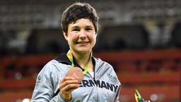 Deutschlands Judoka Laura Vargas Koch mit der Bronzemedaille © Witters Foto: Valeria Witters