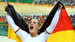 Die Bahnrad-Sprinterin Kristina Vogel jubelt über ihren Olympiasieg. © dpa Foto: Felix Kästle