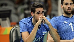 Ein argentinischer Volleyballer stützt enttäuscht seinen Kopf in die Hände. © imago Foto: Celso Pupa