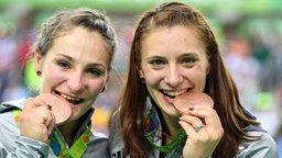 Die Bahnrad-Team-Sprinterinnen Miriam Welte (r.) und Kristina Vogel mit ihrer Bronzemedaille © dpa - Bildfunk Foto: Felix Kästle