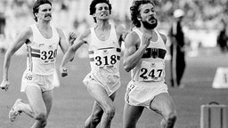 Hans-Peter Ferner (r.) vor Weltrekordler Sebastian Coe (M.) im 800-m-Finale der EM Athen 1982 © Horstmüller 
